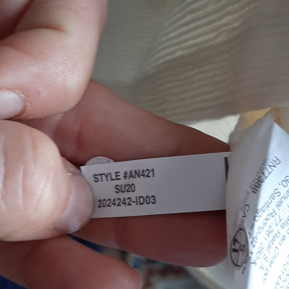 Madewell v neck textured bell sleeve top - Picture 4 of 6